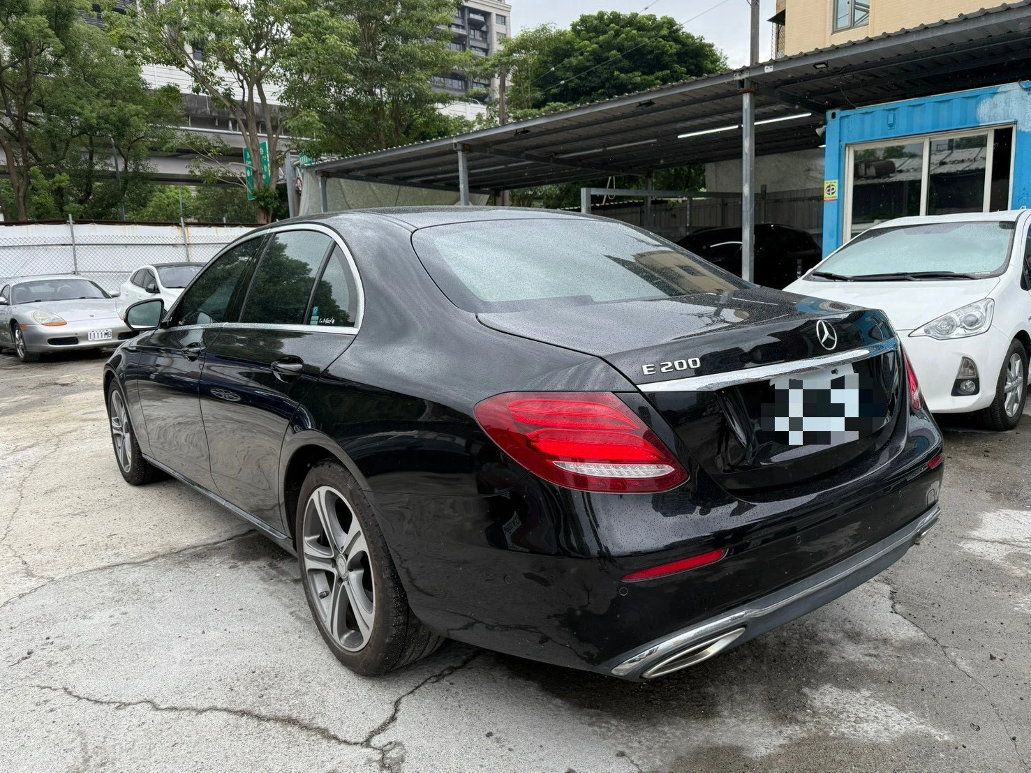 Mercedes-Benz E200 
