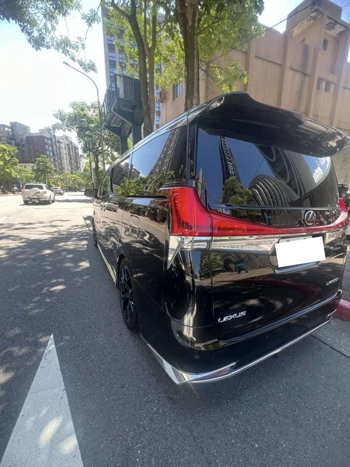 Lexus LM