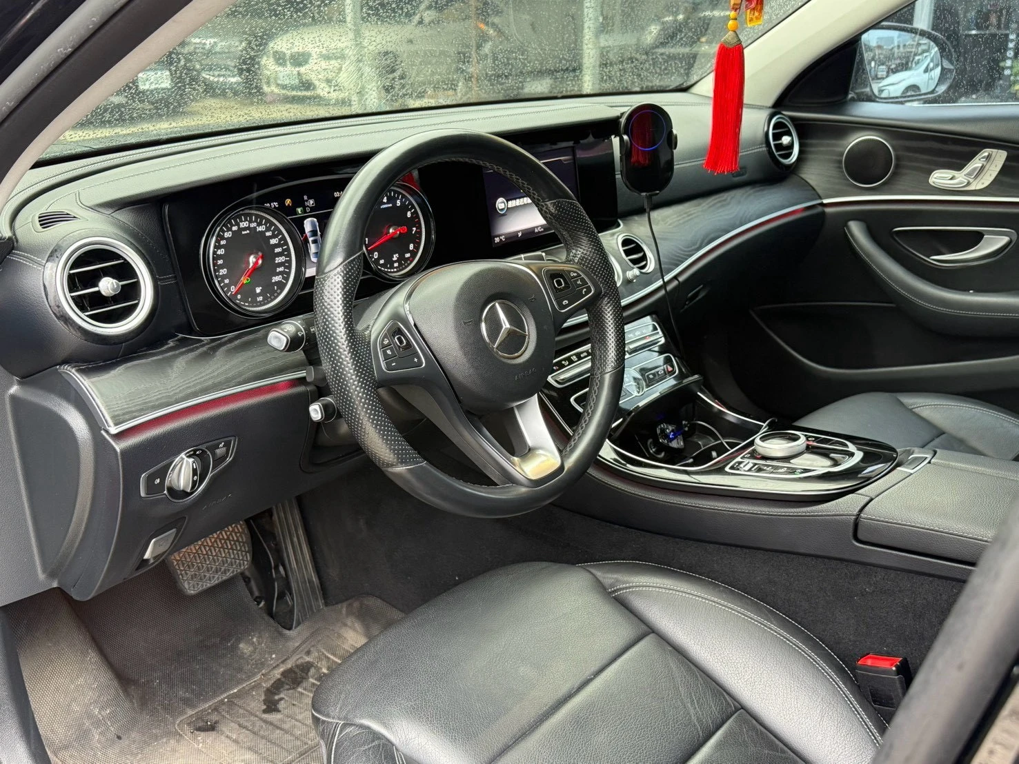 Mercedes-Benz E200 