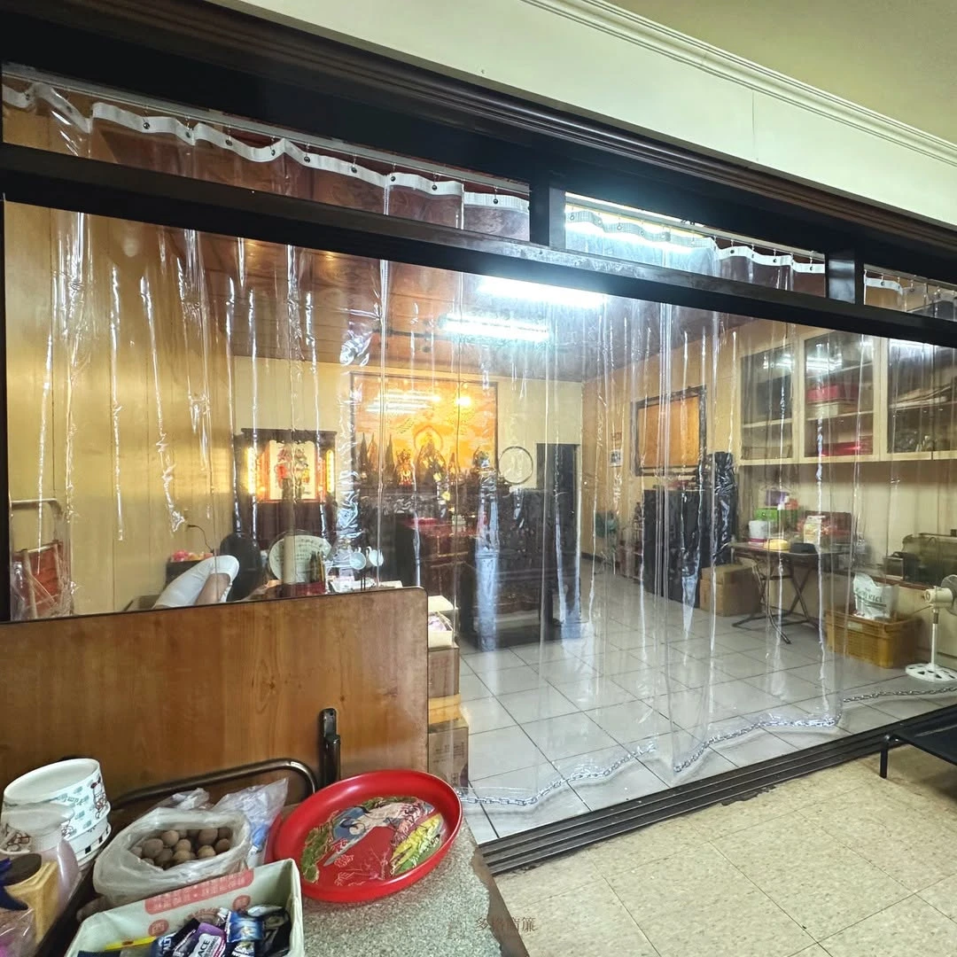 【透明帆布，幫店面留住冷氣】