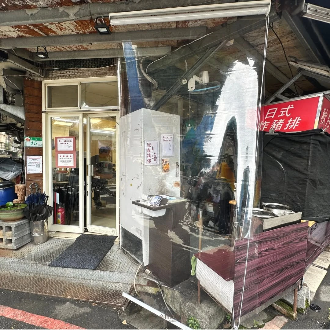 【透明帆布捲簾，擋風雨也不佔空間】