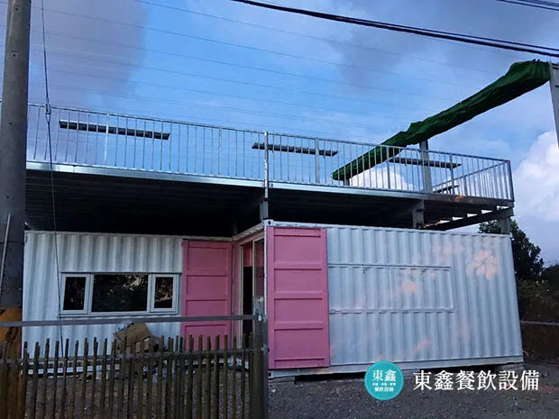 粉紅貨櫃屋