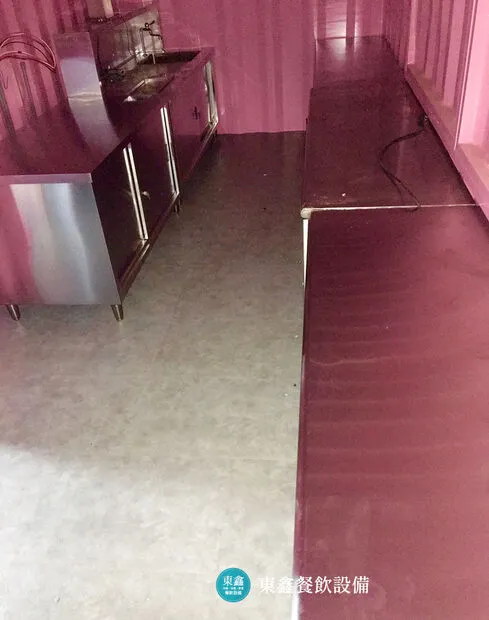 粉紅貨櫃屋