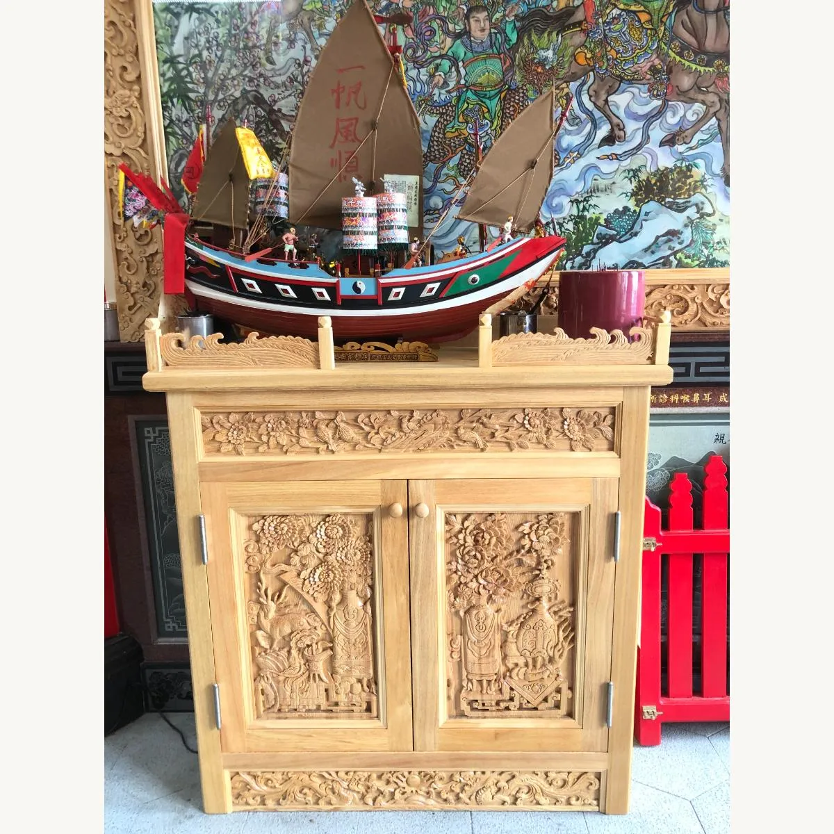 台南敬威良安宮桌子