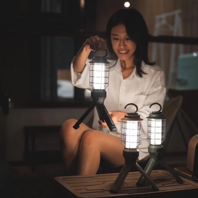 ADAMOUTDOOR｜戶外LED野戰工作燈〈軍綠／沙色／黑色〉ADCL-WK01「EcoCAMP│艾科戶外」