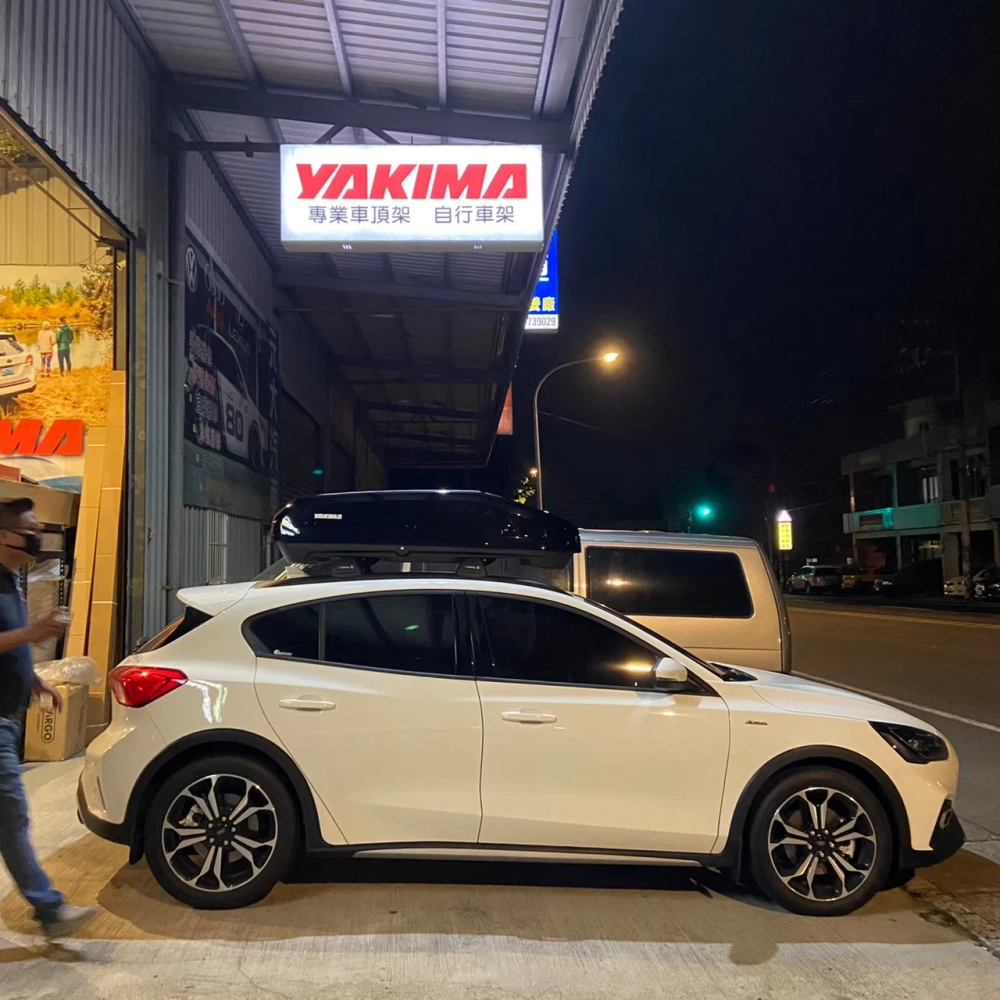 FORD FOCUS 安裝 YAKIMA包覆式橫桿 + YAKIMA Easy Trip 400 車頂箱