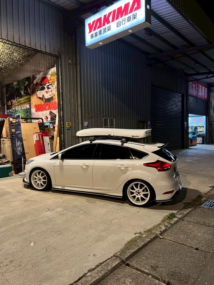 FORD FOCUS 安裝 YAKIMA包覆式橫桿 + Inno Wedge 660 車頂箱