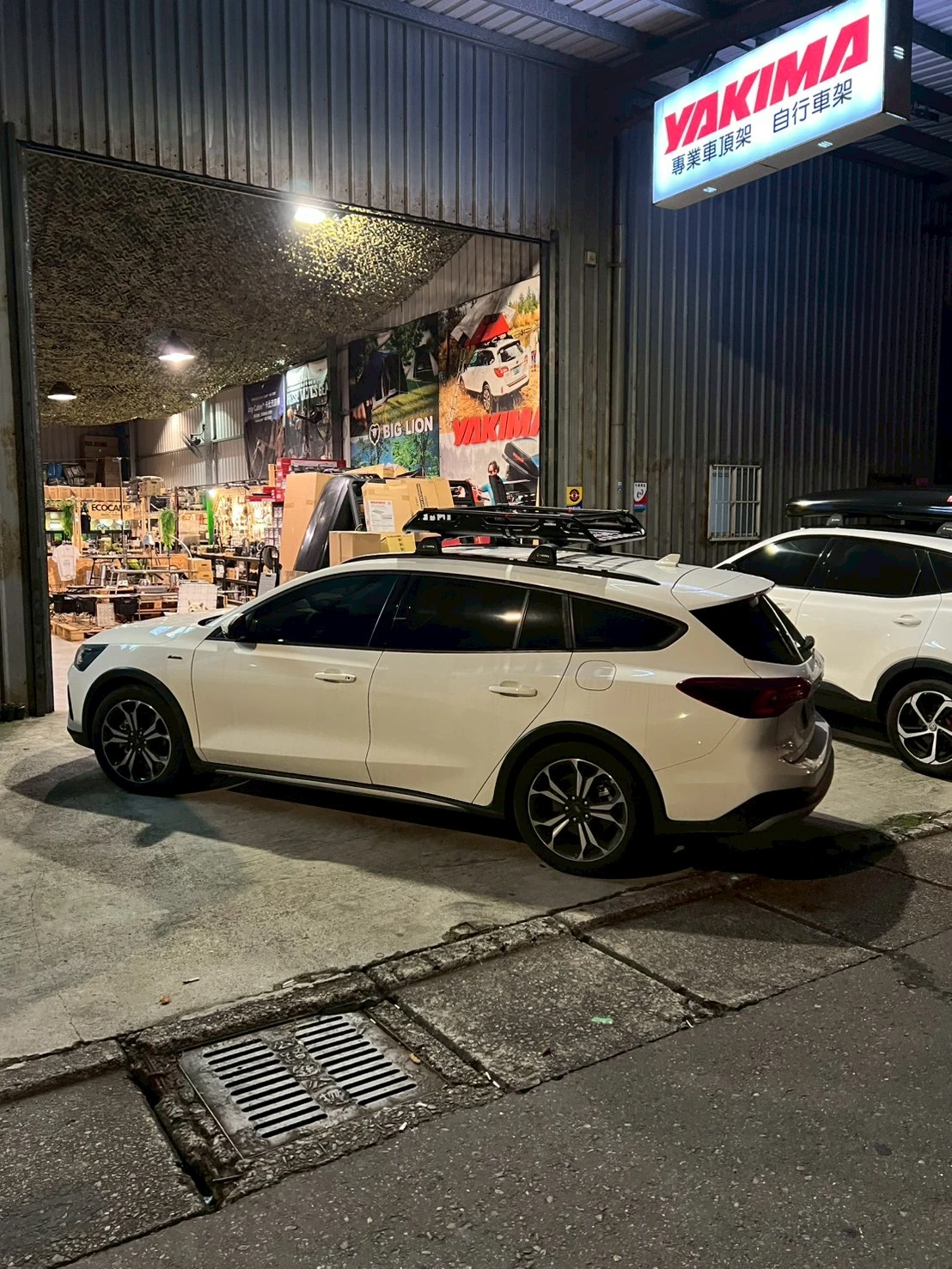 FORD FOCUS WAGON 安裝 YAKIMA 包覆式橫桿 + OffGrid 車頂籃