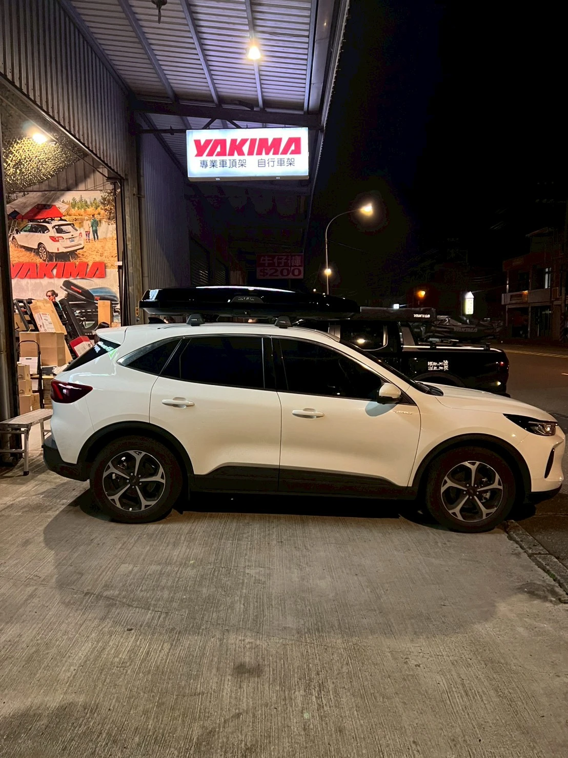 FORD KUGA 安裝 YAKIMA 包覆式橫桿 + HELLA FLUSH 低風阻車頂箱 M號