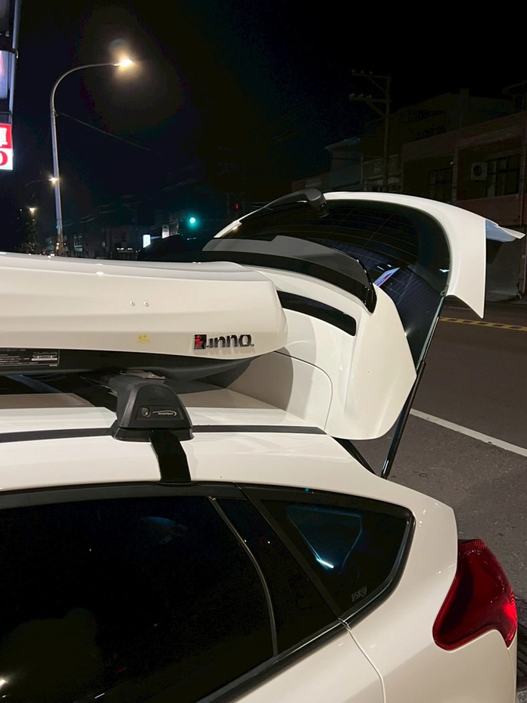 FORD FOCUS 安裝 YAKIMA包覆式橫桿 + Inno Wedge 660 車頂箱