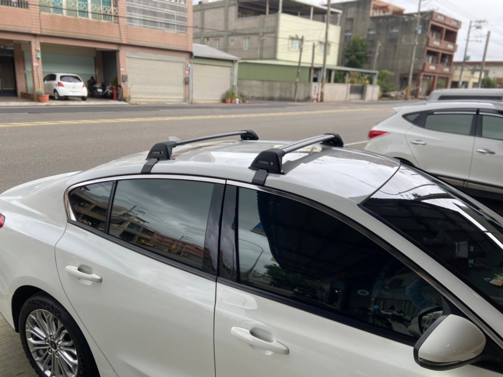FORD FOCUS 4門  安裝 YAKIMA包覆式橫桿