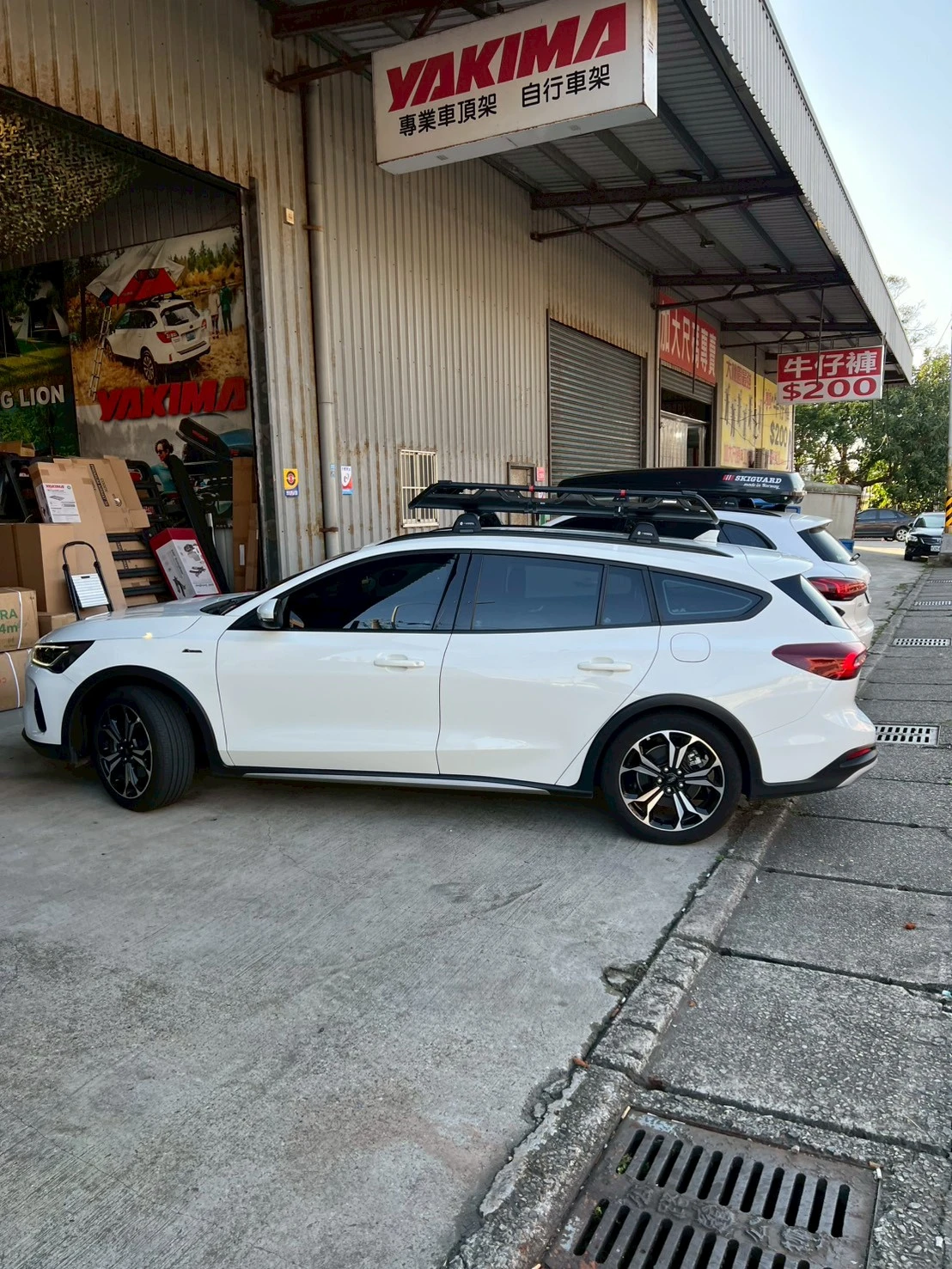 FORD FOCUS WAGON 安裝 YAKIMA 包覆式橫桿 + OffGrid 車頂籃 + OffGrid Extension 車頂籃延伸架