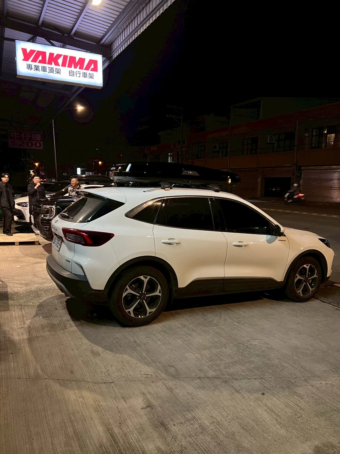 FORD KUGA 安裝 YAKIMA 包覆式橫桿 + HELLA FLUSH 低風阻車頂箱 M號