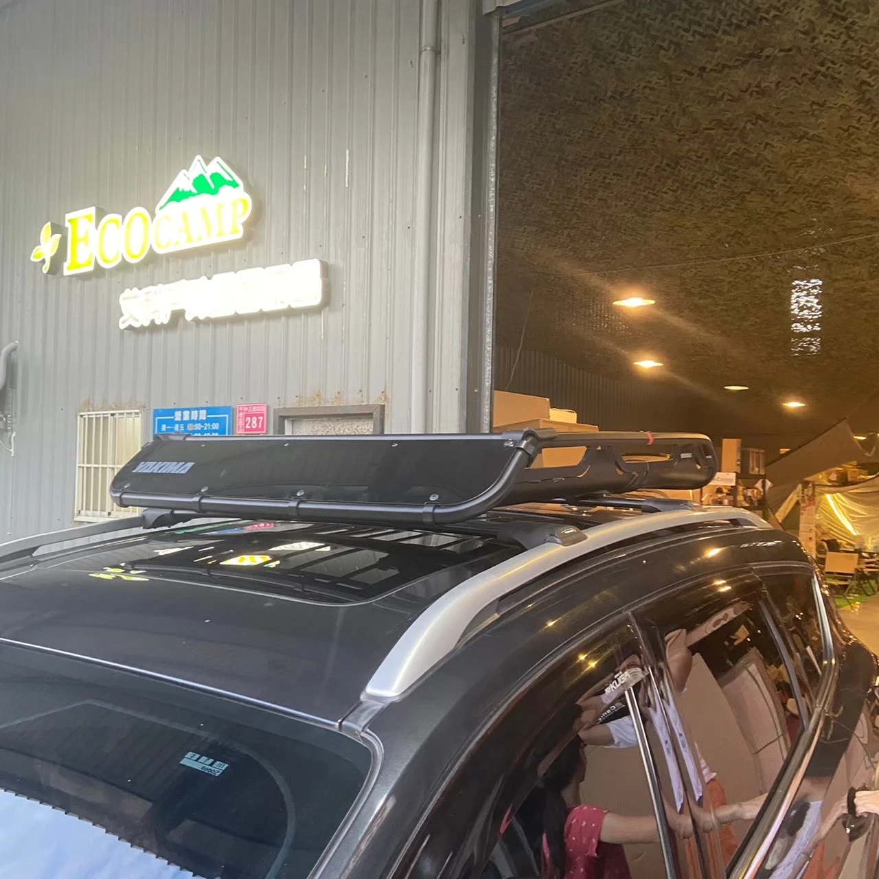 FORD KUGA  安裝 YAKIMA 夾直式橫桿 + OffGrid 車頂籃