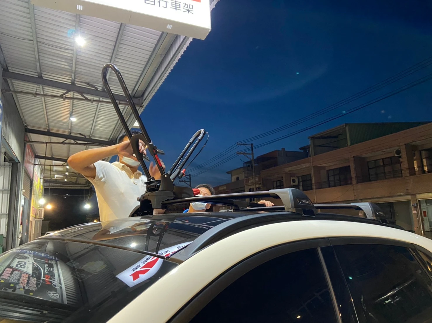 FORD KUGA 安裝 YAKIMA 包覆式橫桿+YAKIMA FrontLoader 前端貨架型自行車固定架