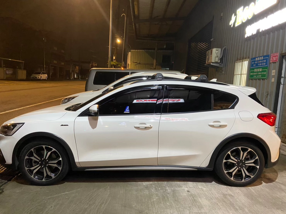 FORD FOCUS  安裝 YAKIMA 包覆式橫桿