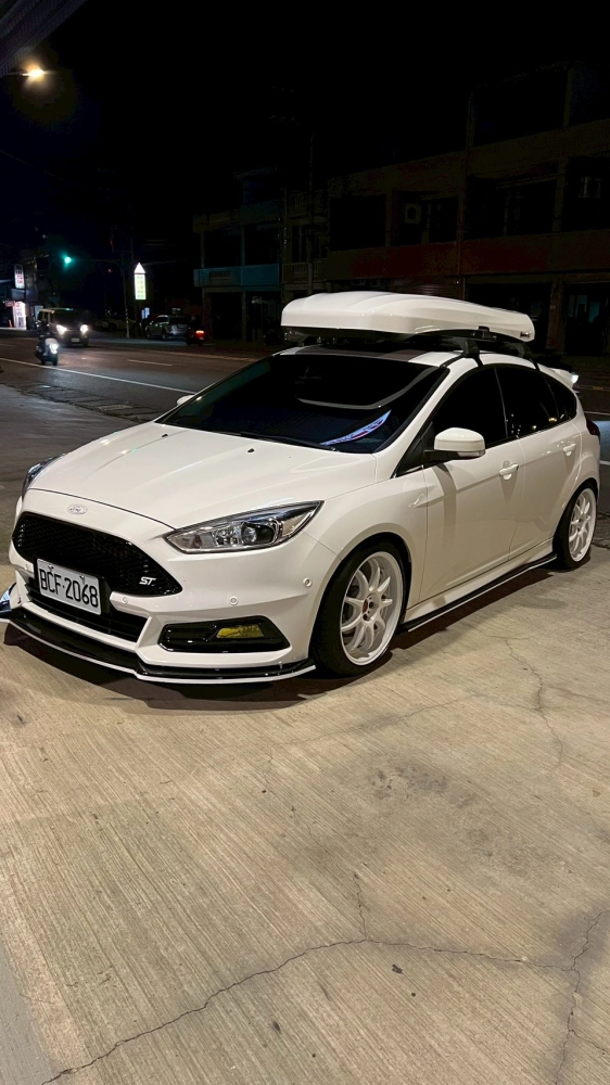 FORD FOCUS 安裝 YAKIMA包覆式橫桿 + Inno Wedge 660 車頂箱