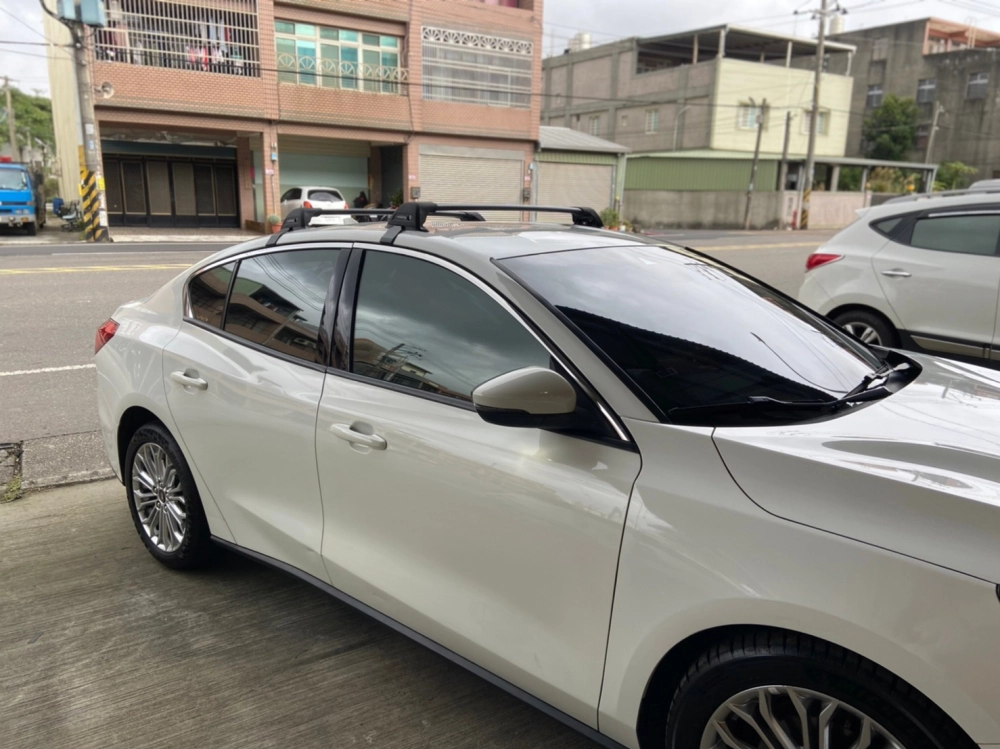 FORD FOCUS 4門  安裝 YAKIMA包覆式橫桿