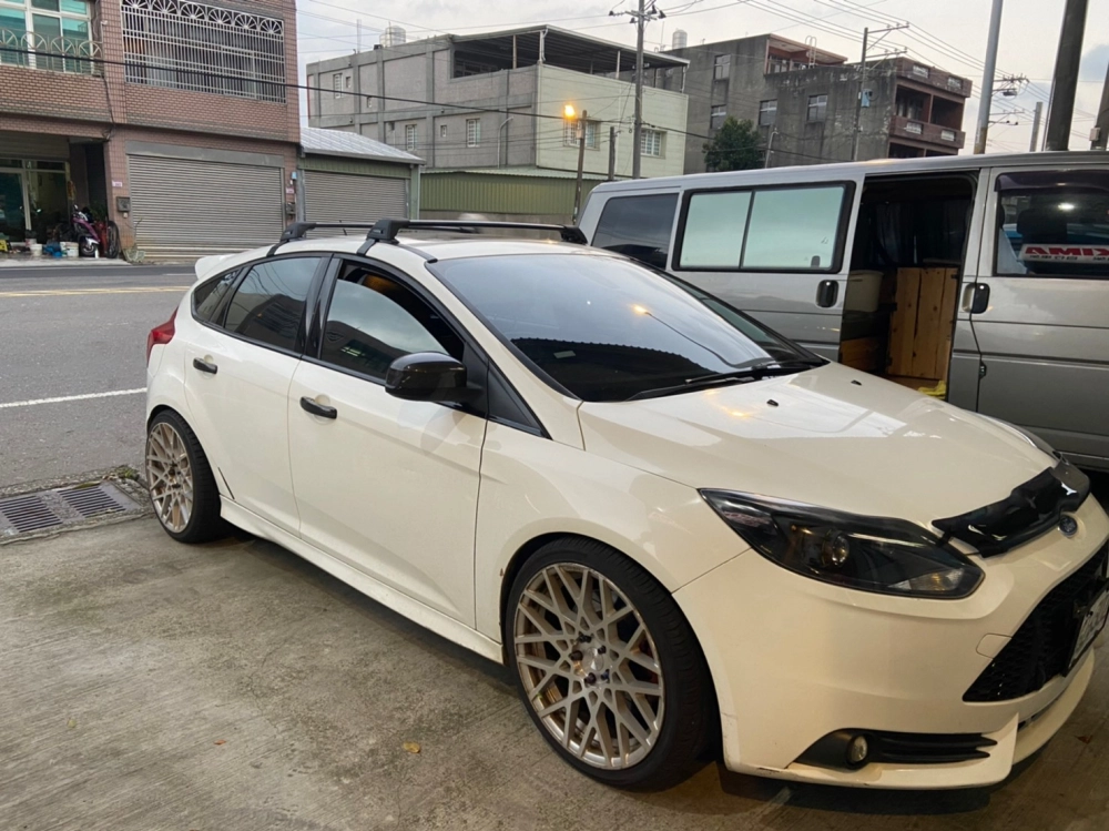 FORD FOCUS ST 安裝 YAKIMA包覆式橫桿