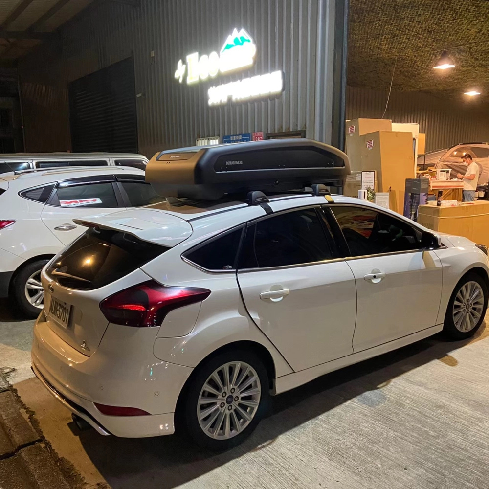 FORD FOCUS 安裝 YAKIMA包覆式橫桿 + EasyTrip 400 車頂箱