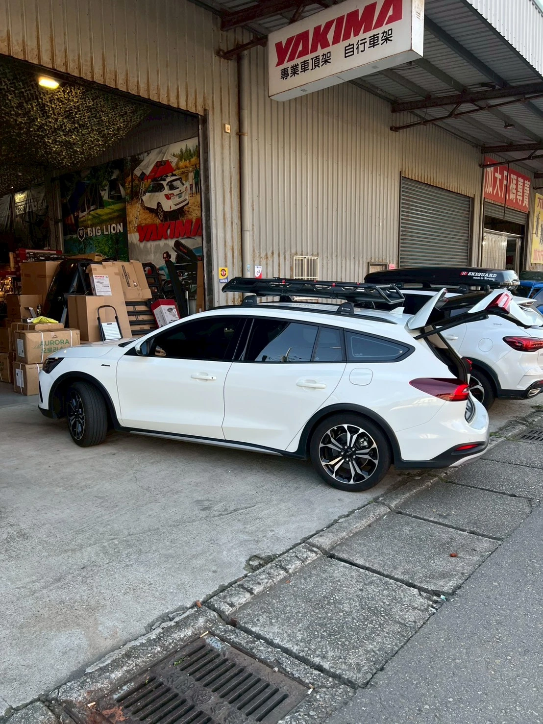 FORD FOCUS WAGON 安裝 YAKIMA 包覆式橫桿 + OffGrid 車頂籃 + OffGrid Extension 車頂籃延伸架