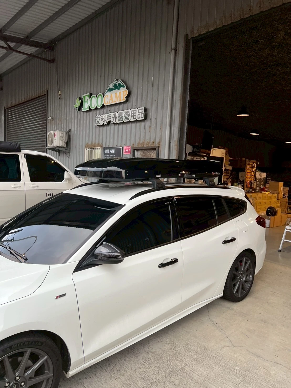 FORD FOCUS WAGON 安裝 YAKIMA 包覆式橫桿 + INNO 擾流低風阻車頂行李箱 660