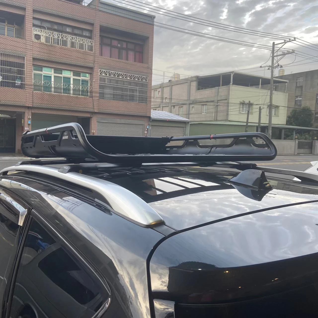FORD KUGA  安裝 YAKIMA 夾直式橫桿 + OffGrid 車頂籃