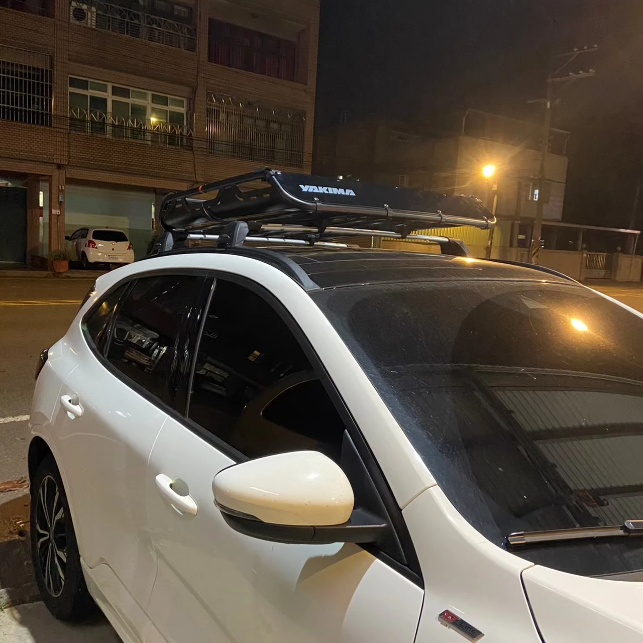FORD KUGA 安裝 YAKIMA 包覆式橫桿 + YAKIMA OffGrid 車頂籃