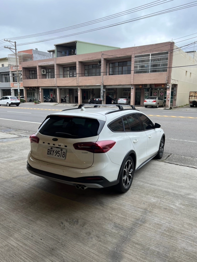 FORD FOCUS ACTIVE 安裝 YAKIMA包覆式橫桿