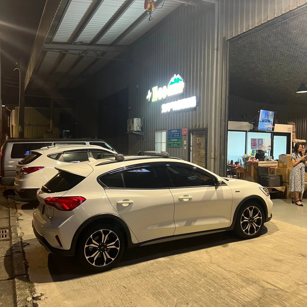 FORD FOCUS ACTIVE 安裝 YAKIMA包覆式橫桿