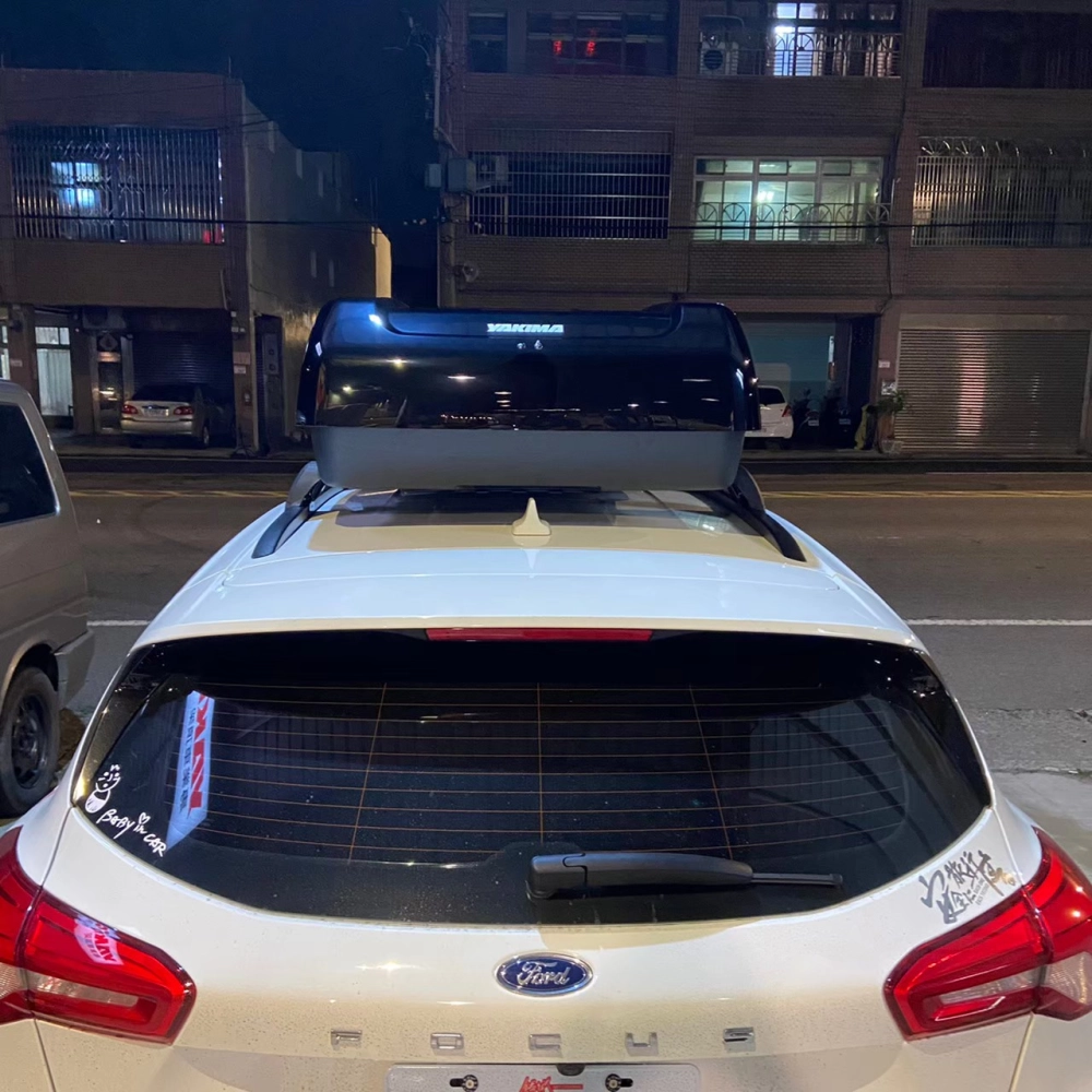 FORD FOCUS 安裝 YAKIMA包覆式橫桿 + YAKIMA Easy Trip 400 車頂箱