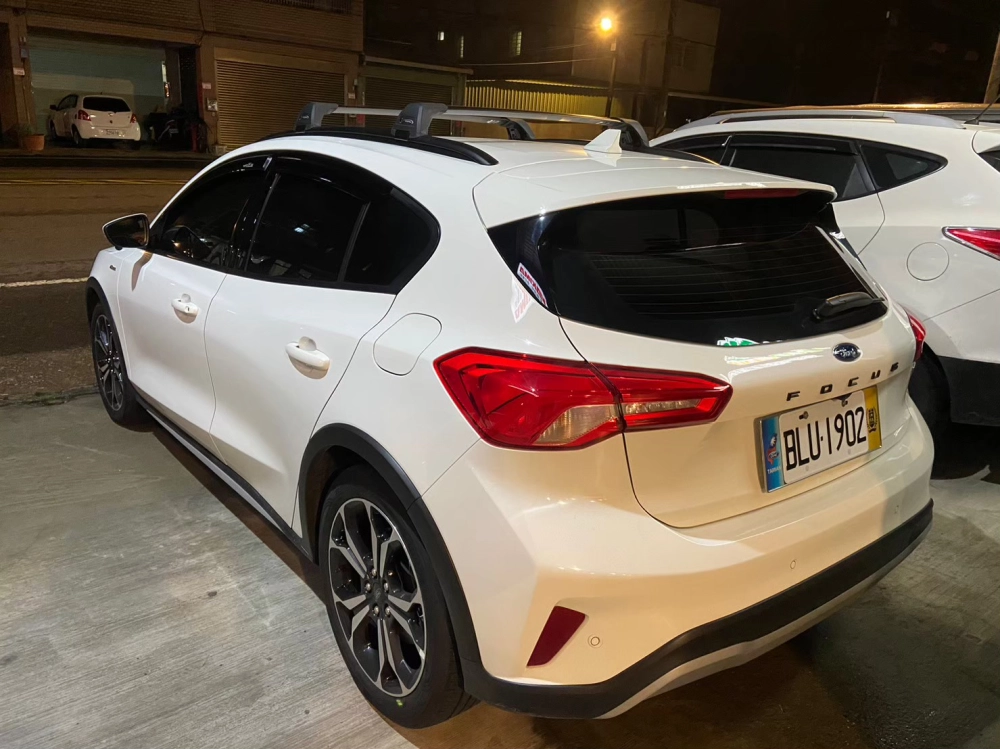 FORD FOCUS  安裝 YAKIMA 包覆式橫桿