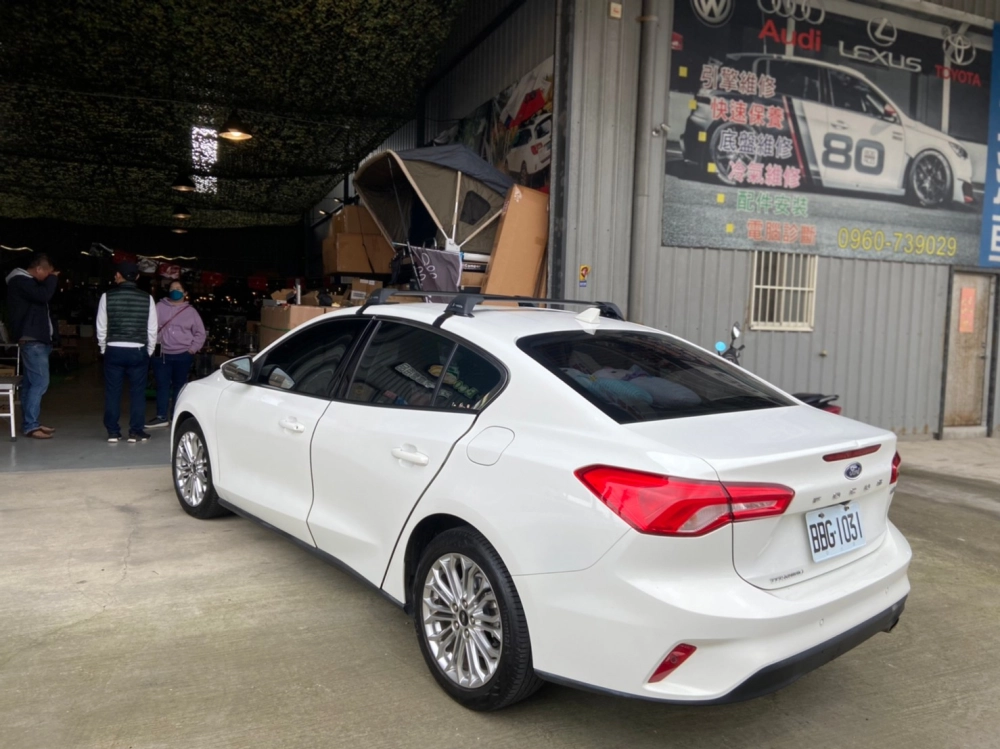 FORD FOCUS 4門  安裝 YAKIMA包覆式橫桿
