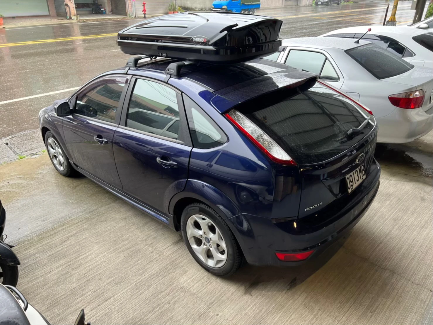FORD FOCUS 安裝 YAKIMA 包覆式橫桿+ Overlook S2 車頂箱