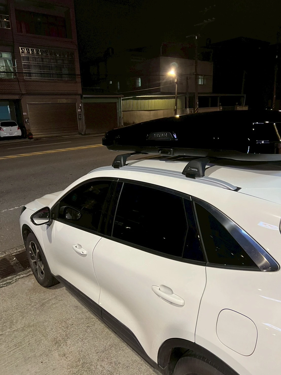 FORD KUGA 安裝 YAKIMA 包覆式橫桿 + HELLA FLUSH 低風阻車頂箱 M號