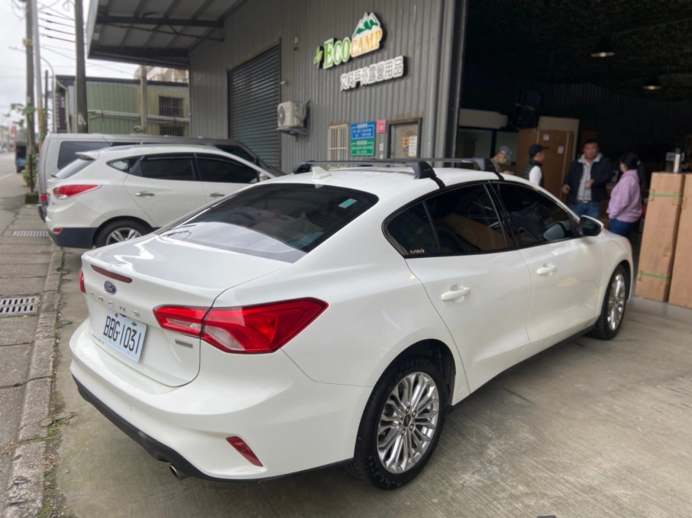 FORD FOCUS 4門  安裝 YAKIMA包覆式橫桿