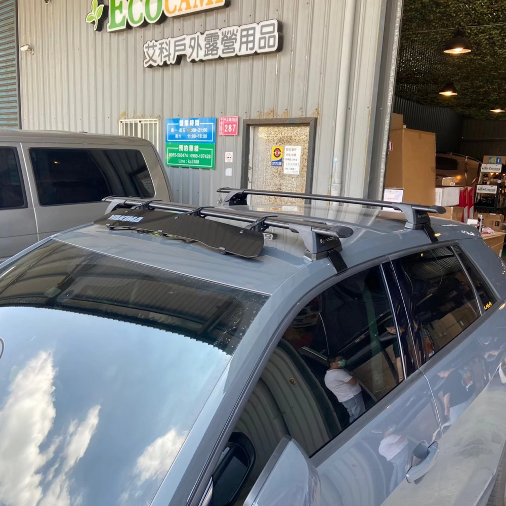 AUDI Q2 安裝 YAKIMA 突出式橫桿 黑
