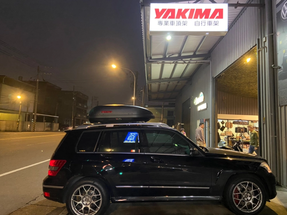 BENZ GLK 安裝 YAKIMA 夾直式橫桿 + RocketBox Pro 12 車頂箱