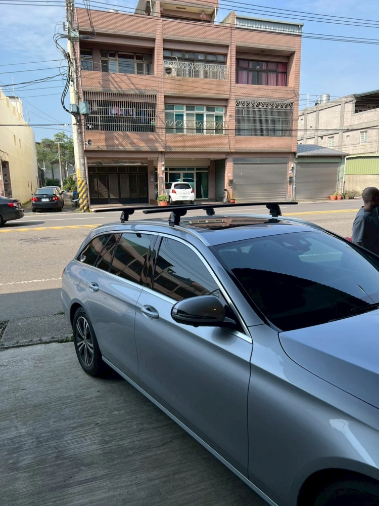 Benz E系 安裝 Yakima突出式橫桿