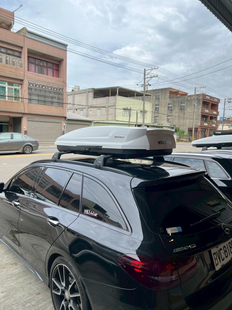 Benz c43 安裝 YAKIMA包覆式橫桿 YAKIMA SkyTour 310 車頂箱白