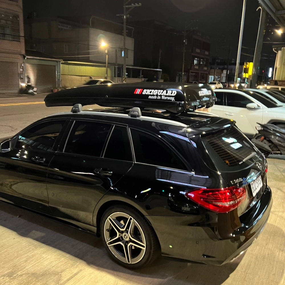 BENZ C-CLASS 安裝 YAKIMA包覆式橫桿 + Skiguard 830 Sport車頂箱
