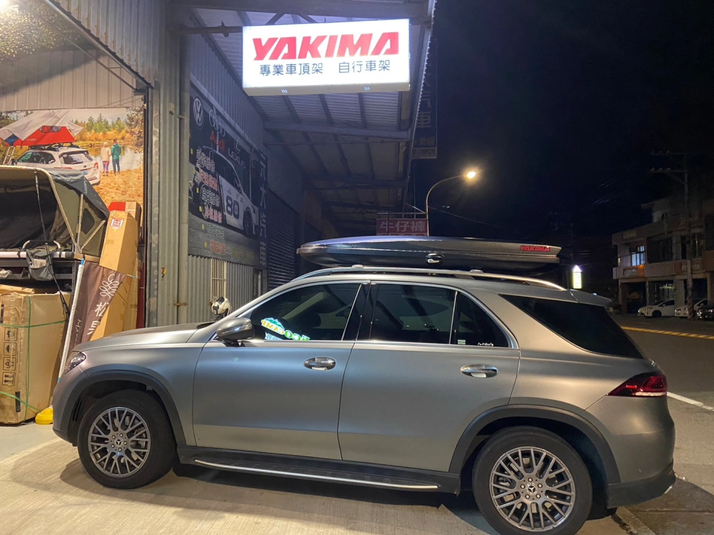BENZ GLE300 安裝 YAKIMA包覆式橫桿+ SkyBox LoPro Carbonite 車頂箱