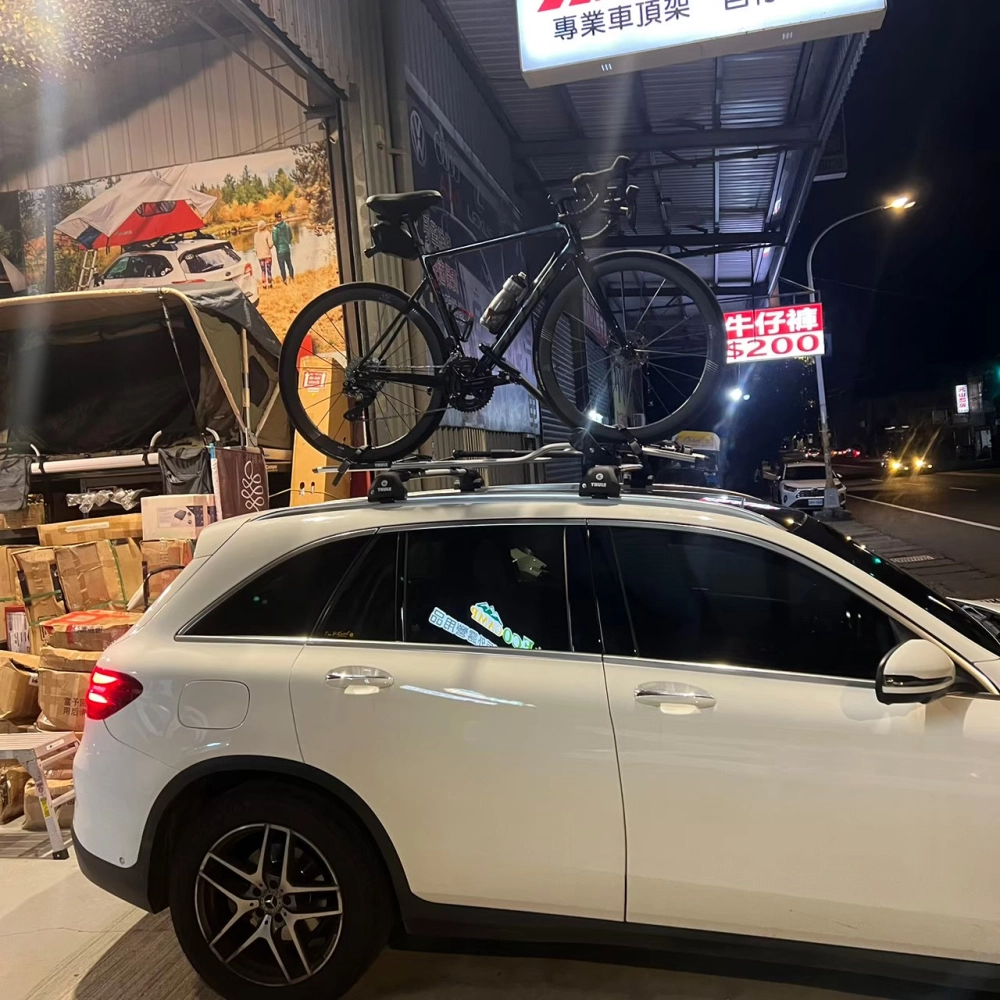 Benz GLC 250 安裝 THULE 橫桿 + THULE  ProRide 598 自行車架2