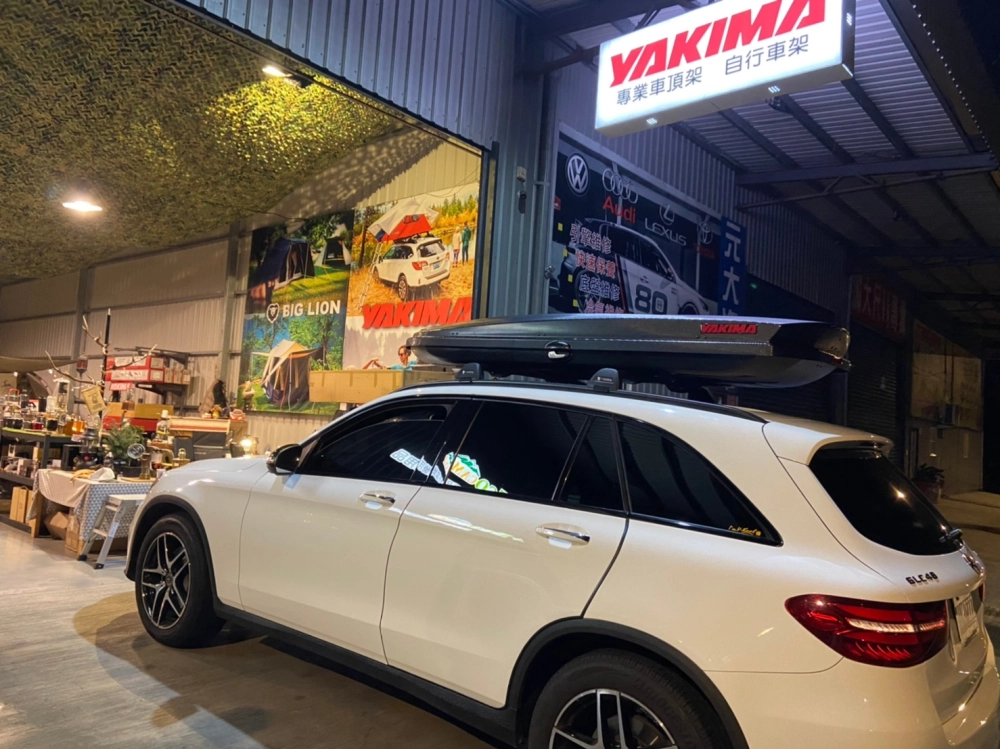 BENZ GLC 安裝 YAKIMA包覆式橫桿+SkyBox LoPro Carbonite 車頂箱