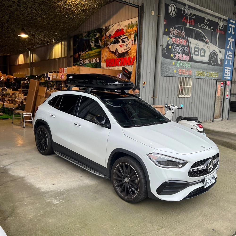 BENZ GLA 250 安裝 YAKIMA包覆式橫桿 + Overlook V3 車頂箱