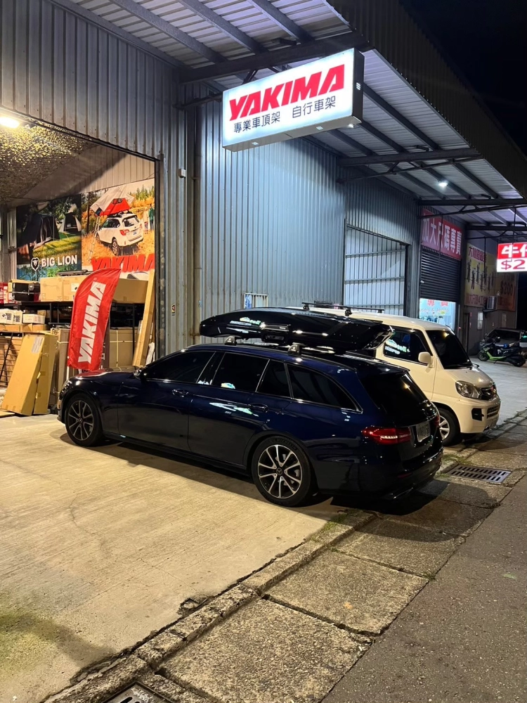 Benz E200 wagon 安裝 Thule包覆式橫桿 + THULE VECTOR L車頂箱