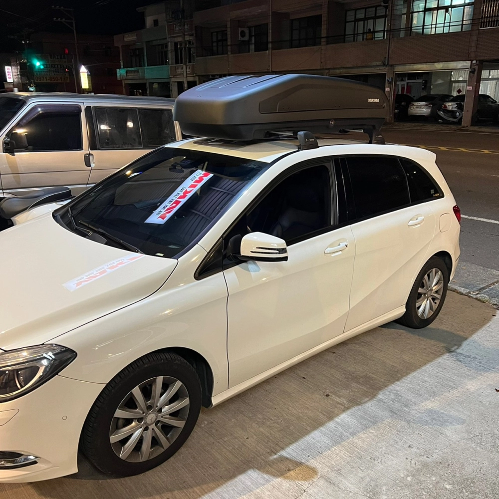 BENZ B180 安裝 YAKIMA包覆式橫桿 + YAKIMA EasyTrip 400 車頂箱