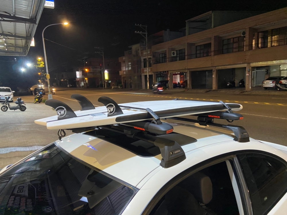 BMW 3 安裝 YAKIMA包覆式橫桿 + YAKIMA SupDawg 衝浪板固定架