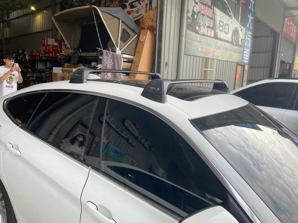 BMW 3GT 安裝YAKKIMA 包覆式橫桿 黑