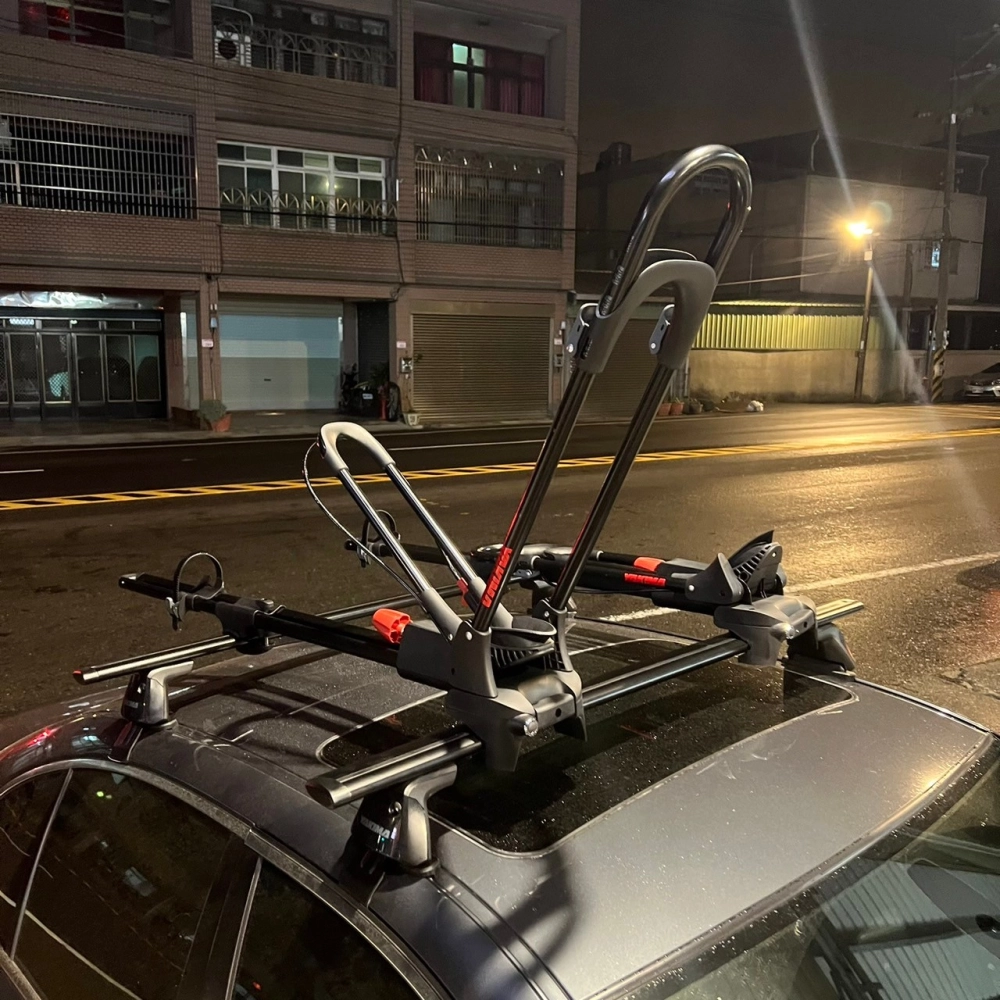 BMW 5系 安裝 YAKIMA JetStream (Pair) 低風阻鋁桿 + YAKIMA FrontLoader 前端貨架型自行車固定架